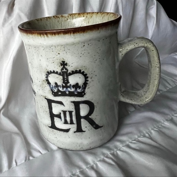 Vintage Queen Elizabeth Silver jubilee mug - Picture 1 of 4